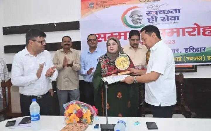 स्वच्छता क्षेत्र में उत्कृष्ट कार्य करने के लिए 13 ग्राम प्रधान सम्मानित
