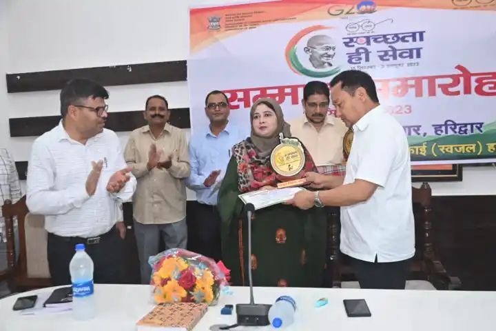 स्वच्छता क्षेत्र में उत्कृष्ट कार्य करने के लिए 13 ग्राम प्रधान सम्मानित