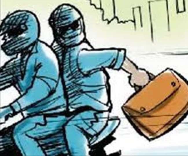 कर सवार बदमाशों ने बाइक सवार युवक को तमंचा दिखाकर बैग लूट