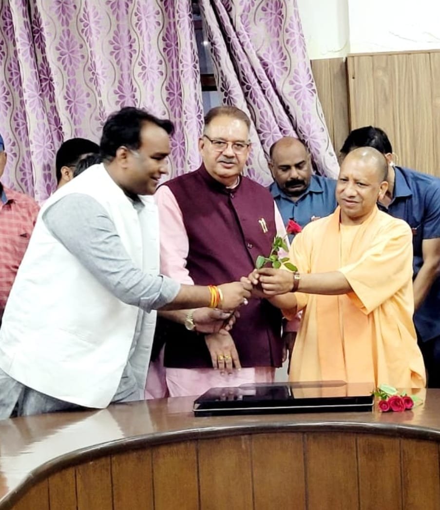 भाजपा महानगर अध्यक्ष के नेतृत्व में कार्यकर्ताओं ने देहरादून आगमन पर मुख्यमंत्री योगी जी का स्वागत किया