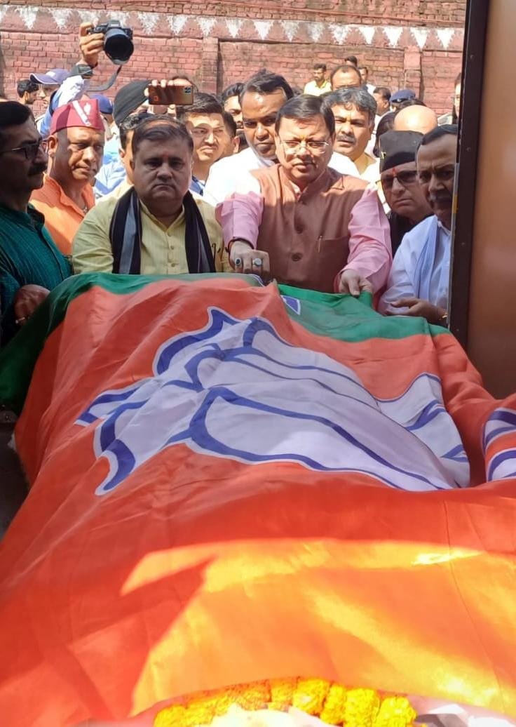 मुख्यमंत्री धामी ने पूर्व राज्य मंत्री स्वर्गीय नीलम सहगल के पार्थिव शरीर को श्रद्धांजलि दी