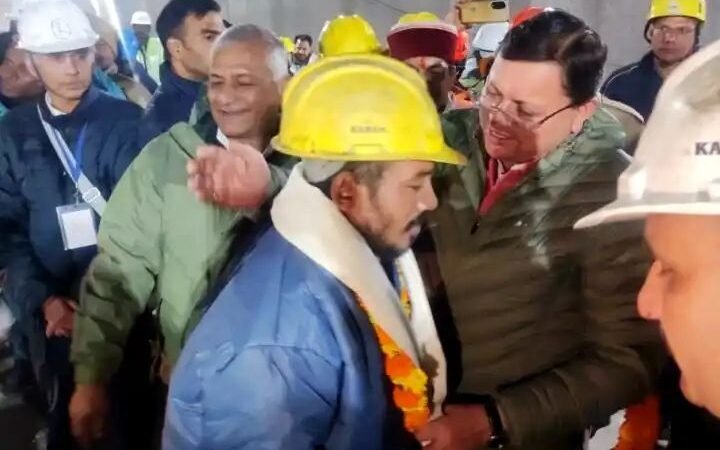 16 दिन बाद सिल्कयारा सुरंग से सभी 41 श्रमिक सकुशल बाहर निकलते ही मुख्यमंत्री धामी ने किया बड़ा ऐलान