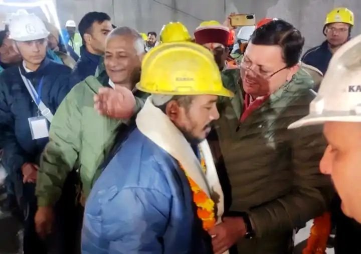 16 दिन बाद सिल्कयारा सुरंग से सभी 41 श्रमिक सकुशल बाहर निकलते ही मुख्यमंत्री धामी ने किया बड़ा ऐलान