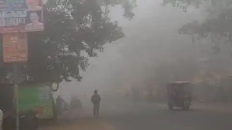 कड़ाके की ठंड के साथ धर्मनगरी में भी छाया घना कोहरा