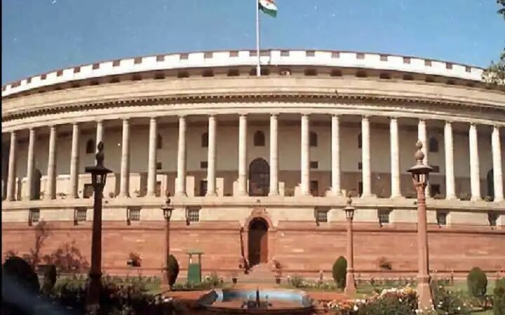 शून्यकाल के दौरान संसद में घुसे दो युवक ने हंगामा किया