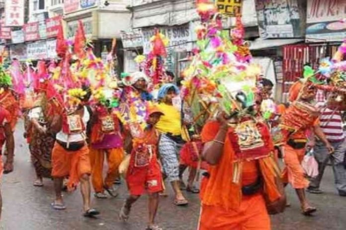 कावड़ खंडित होने पर कावड़ियों ने हंगामा किया