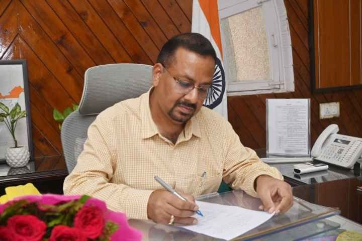 जिलाधिकारी ने कई कार्यालयो का औचक निरीक्षण किया