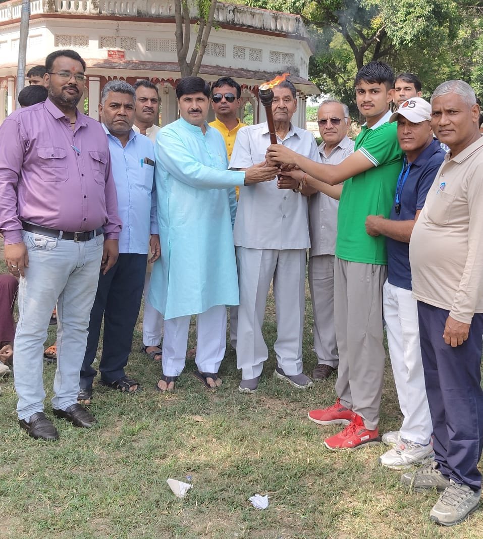 गुरुकुल कांगड़ी विद्यालय ने मशाल जलाकर विजयदशमी क्रीडा प्रतियोगिता का उद्घाटन किया