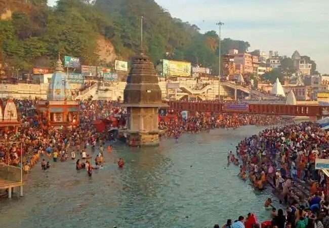बैसाखी पर्व पर हरिद्वार में भक्तों की भारी भीड़