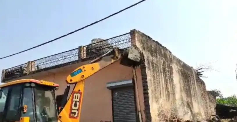 अर्धकुंभ की तैयारी को लेकर अवैध अतिक्रमण पर प्रशासन का बुलडोजर चला