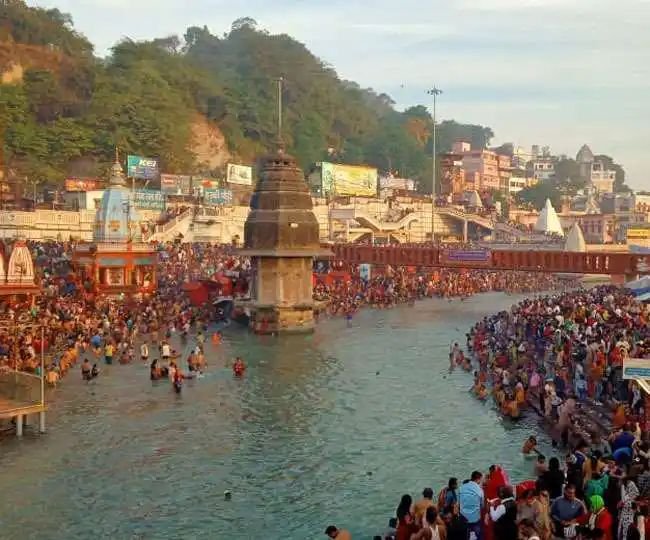 घने कोहरे के बावजूद हरकी पौड़ी पर श्रद्धालुओं की भारी भीड़ रही