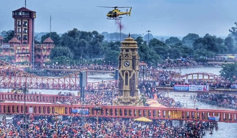 मुख्यमंत्री धामी ने शिव भक्त कांवड़ियों पर पुष्प वर्षा की
