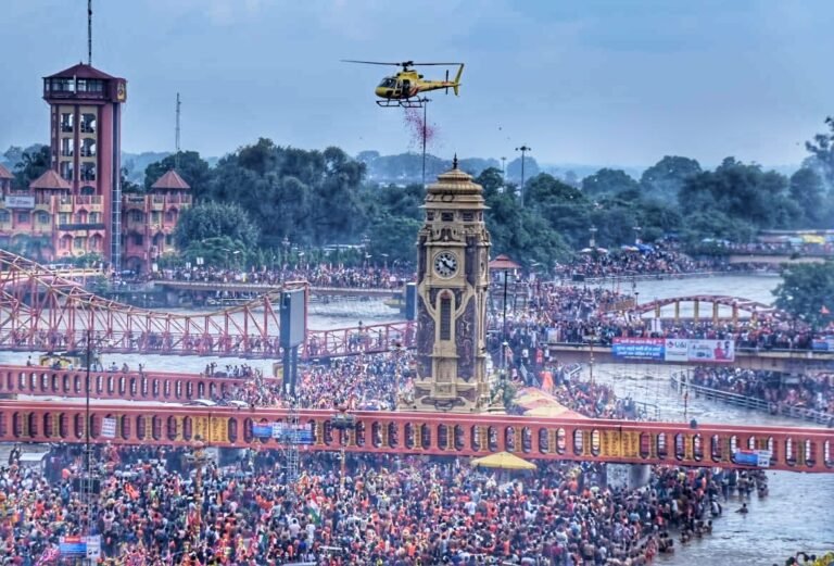 मुख्यमंत्री धामी ने शिव भक्त कांवड़ियों पर पुष्प वर्षा की
