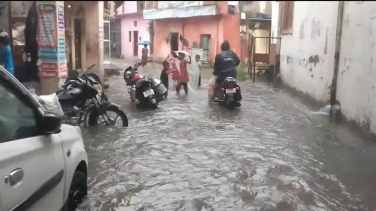 भारी बारिश से शहर में जनजीवन अस्त-व्यस्त हुआ